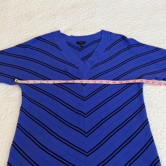 Beautiful royal blue V necked cotton rayon sweater w/raglan sleeves & black knit - Picture 9 of 10